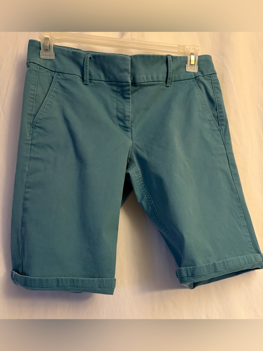 Loft Bermuda roll short in green size 8